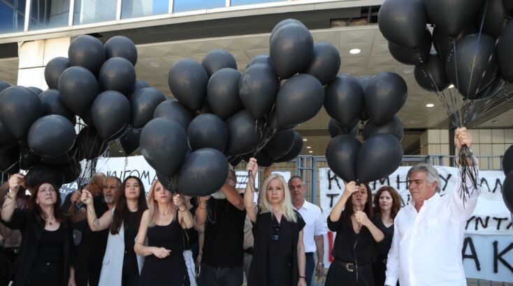 «Αθάνατοι» - 120 μαύρα μπαλόνια πάνω από το Εφετείο για τα θύματα της πυρκαγιάς στο Μάτι