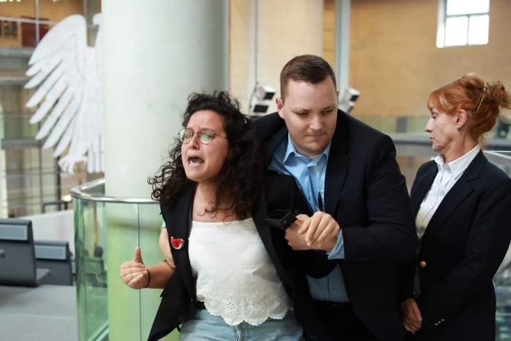 Γερμανία: Απεβλήθη βουλεύτρια διότι φορούσε μπλούζα με τη λέξη Παλαιστίνη