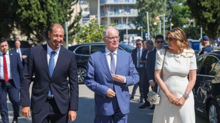 Ο Κωνσταντίνος Τασούλας τέλεσε τα αποκαλυπτήρια του αγάλματος της Μαριάννας Βαρδινογιάννη: Αναγνώριση ενός έργου ζωής