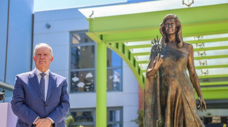 Ο Κωνσταντίνος Τασούλας τέλεσε τα αποκαλυπτήρια του αγάλματος της Μαριάννας Βαρδινογιάννη: Αναγνώριση ενός έργου ζωής