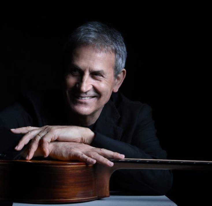 O Γιώργος Νταλάρας ερμηνεύει το «'Αξιον εστί» στο Ηρώδειο