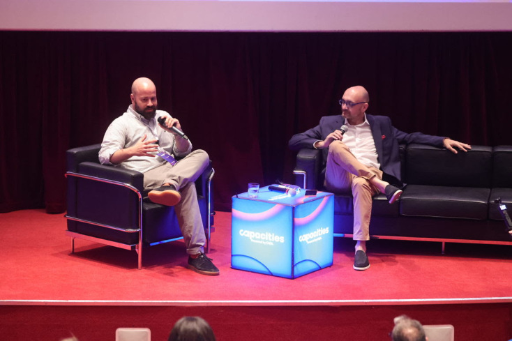 Ο CEO του fyi.news, Ρόδης Σαββάκης με τον δημοσιογράφο, Σταμάτη Ζαχαρό