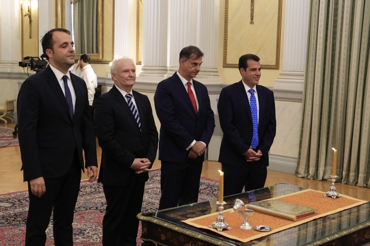 Τα νέα μέλη της κυβέρνησης κατά την ορκωμοσία τους