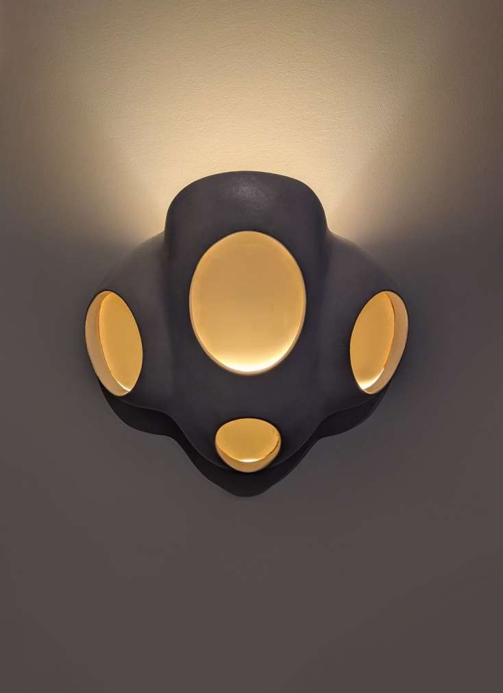 Έργο της Μάγγυ Ιωάννου, από την έκθεση «Edison's dream» στη Σύρο