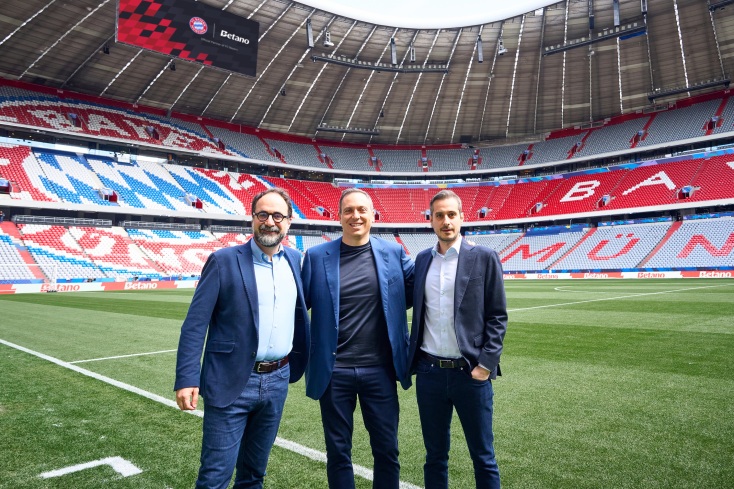(από αριστερά προς δεξιά) ο Chief Commercial Officer της Kaizen Gaming, Julio Iglesias, o CEO της εταιρείας, Γιώργος Δασκαλάκης και ο Chief Product Officer, Χρήστος Τζαλαβράς, στην Allianz Arena.