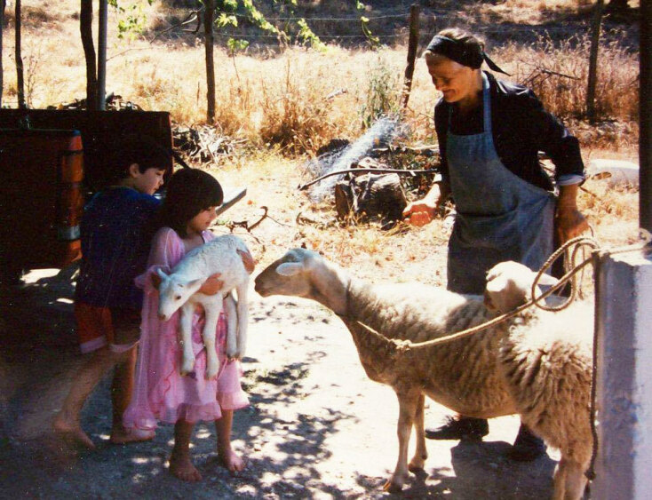 Η Evangelia στα Χανιά με τη γιαγιά της