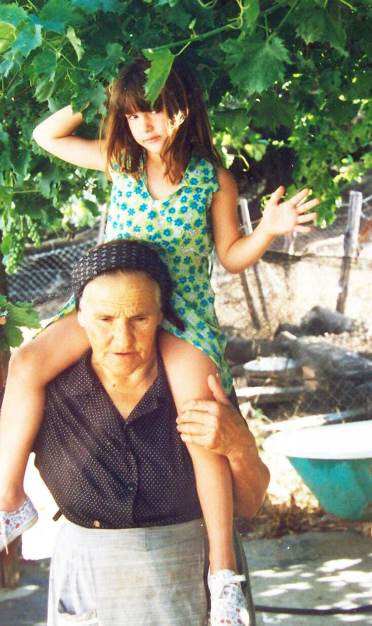 Η Evangelia στα Χανιά με τη γιαγιά της