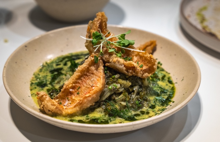 Τηγανητό μπαρμπούνι με χόρτα εποχής στο εστιατόριο Λάμα