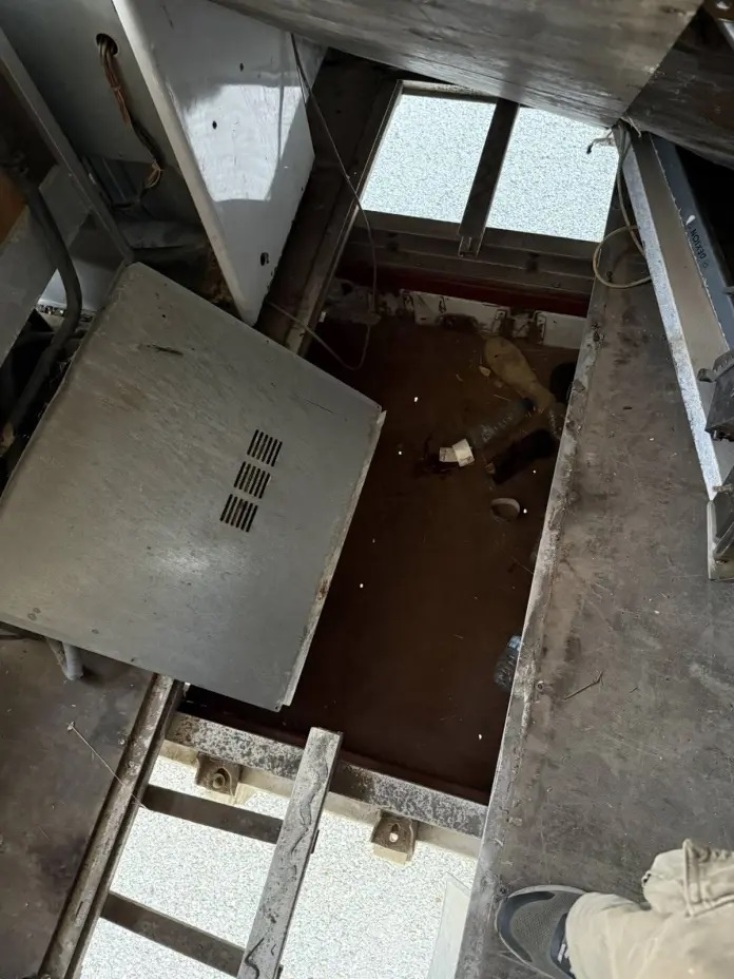 Το εσωτερικό του οχήματος είχε τροποποιηθεί για να στιβάξει μετανάστες