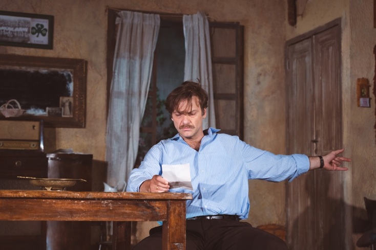 Ο Ορέστης Τζιόβας στον ρόλο του Θανάση στο «Χάσαμε τη θεία-STOP»