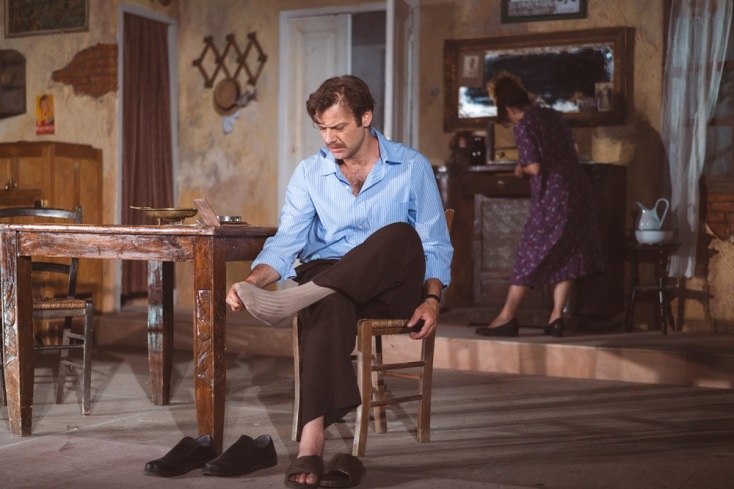 Ο Ορέστης Τζιόβας στον ρόλο του Θανάση στο «Χάσαμε τη θεία-STOP»