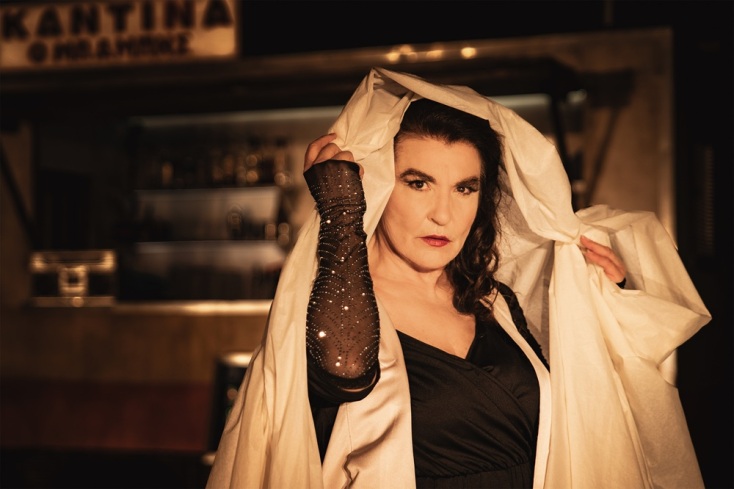 Η Λυδία Κονιόρδου στον μονόλογο «Ελένη, η δίκη μιας πόρνης»