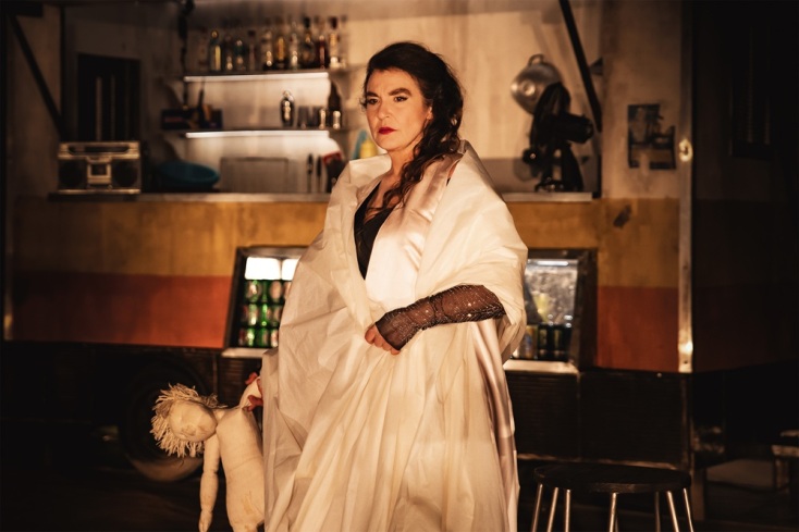 Η Λυδία Κονιόρδου στον μονόλογο «Ελένη, η δίκη μιας πόρνης»