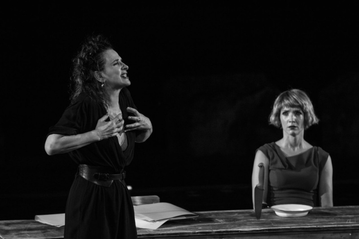 Ουεντιχά (Ζιλιέτ Μπινός) και Ασσιά (Ντάρια Πισάρεβα) στον Ορκο της Ευρώπης στην Επίδαυρο