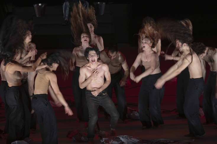 Ο Ορέστης (Κωνσταντίνος Ζωγράφος) μαζί με τον Χορό στην Ορέστεια 