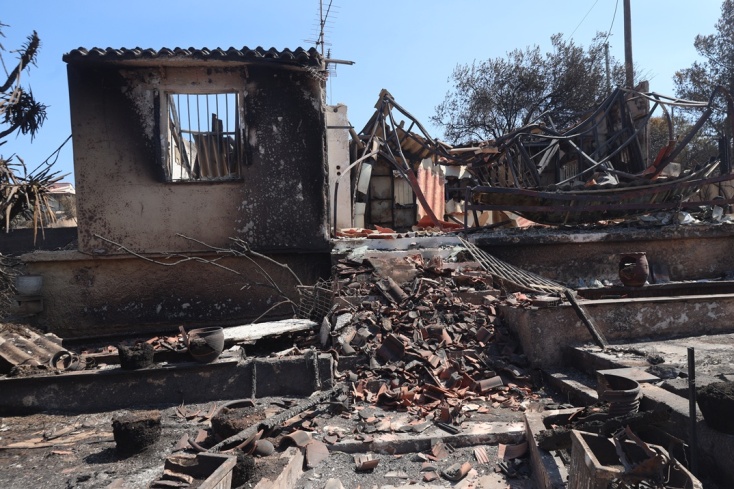 Η επόμενη ημέρα στην Κερατέα - Καμένα σπίτια, στάχτη και κορμοί που ακόμη καίγονται