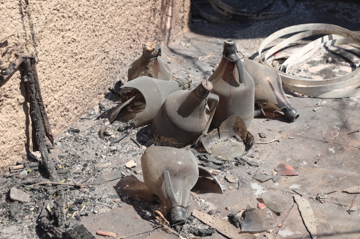 Καμένα αντικείμενα στην αυλή σπιτιού