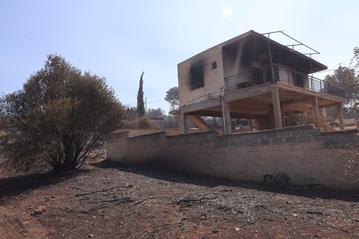 Η επόμενη ημέρα στην Κερατέα - Καμένα σπίτια, στάχτη και κορμοί που ακόμη καίγονται