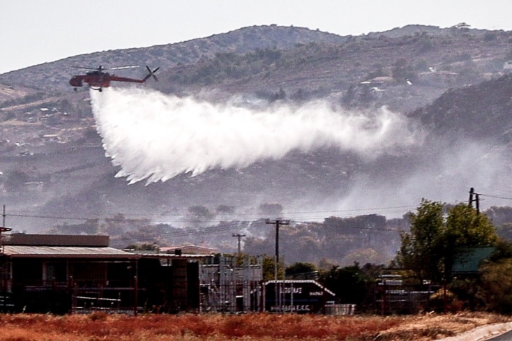 Συνεχίζεται η επιχείρηση κατάσβεσης της φωτιάς στην Κερατέα