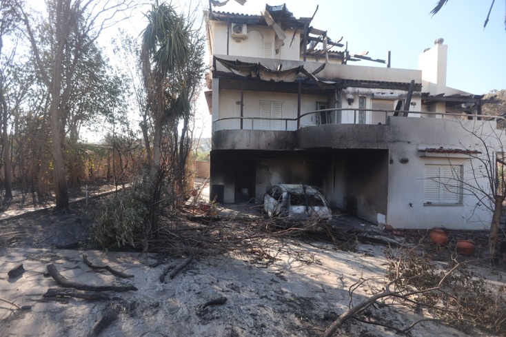 Καμένα κτίσματα από τη φωτιά στην Κερατέα