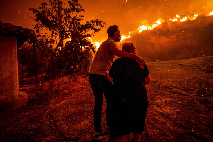 Άνδρας απομακρύνει γυναίκα από το σημείο της φωτιάς στην Αρχαία Ολυμπία