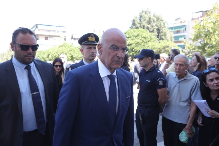 Ο Νίκος Δένδιας στην κηδεία της Λένας Σαμαρά