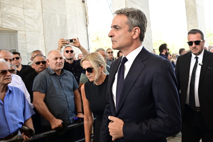 Ο πρωθυπουργός Κυριάκος Μητσοτάκης και η σύζυγός του, Μαρέβα Γκραμπόφσκι - Μητσοτάκη στην κηδεία της Λένας Σαμαρά