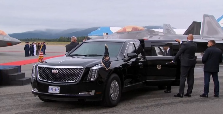 Προσγειώθηκαν Τραμπ και Πούτιν στην Αλάσκα 