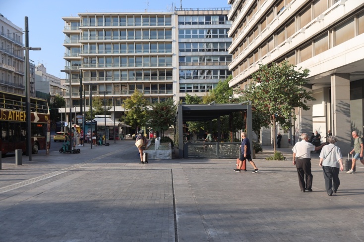 Λιγοστοί πολίτες στην κάτω πλευρά της πλατείας Συντάγματος