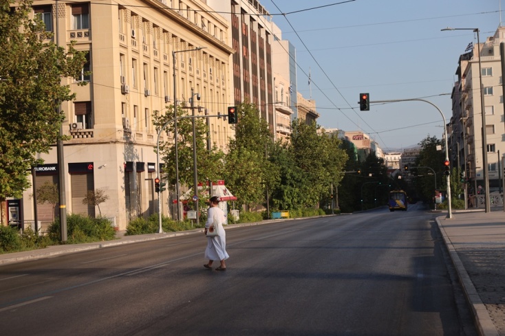 Γυναίκα διασχίζει την Πανεπιστημίου