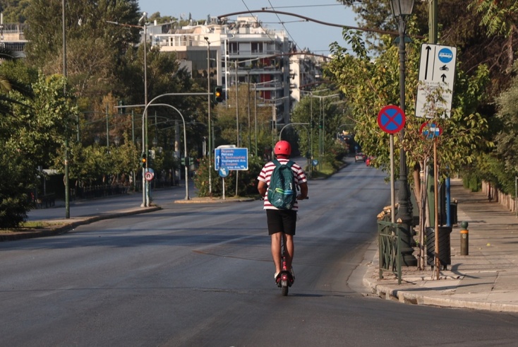 Άτομο με πατίνι