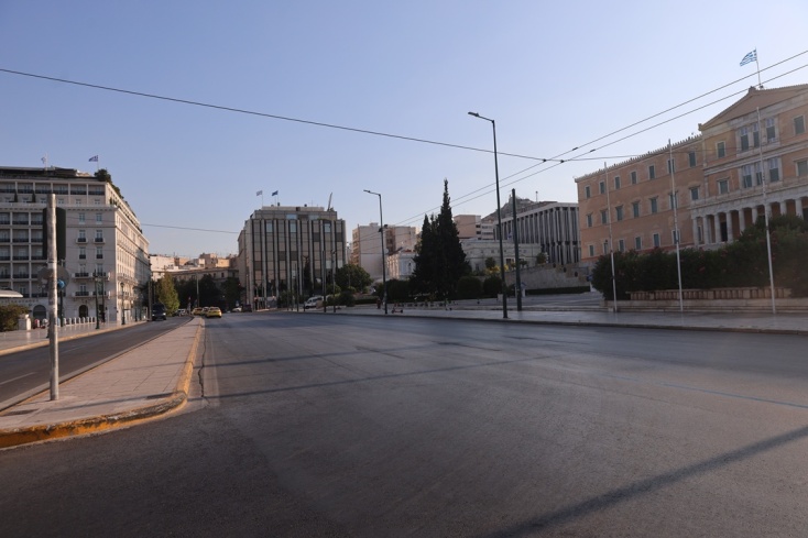 Άδειος ο δρόμος μπροστά από τη Βουλή
