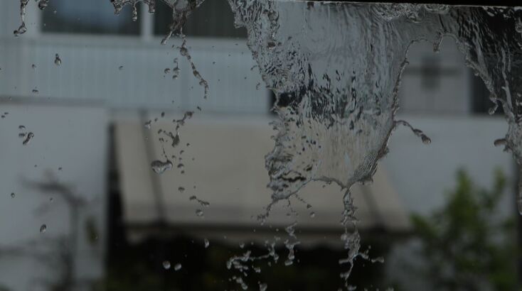 Άνοιξαν οι ουρανοί στο κέντρο της Αθήνας - «Μύρισε» φθινόπωρο