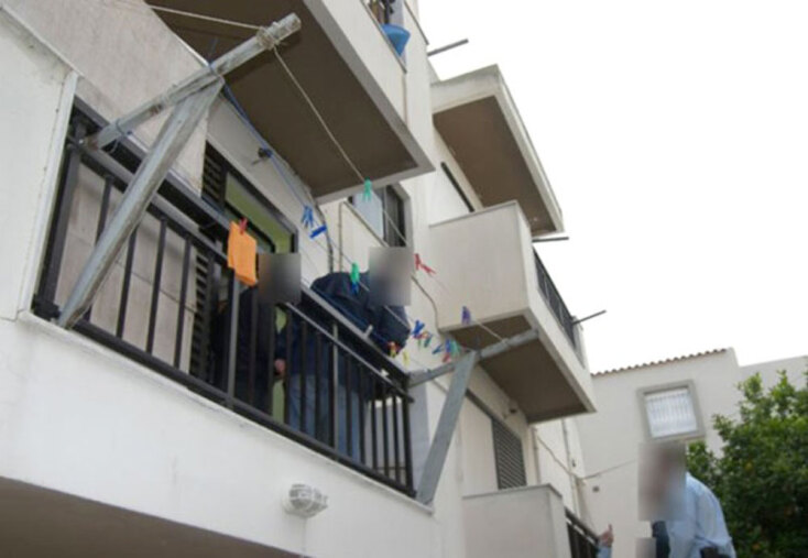 Οι γείτονες της Ρουμάνας άκουσαν φωνές και λίγα λεπτά αργότερα είδαν τον σύντροφό της πανικοβλημένο να φωνάζει: Τη σφάξανε, ρε παιδιά, δε μπορώ να το πιστέψω, ποιος το έκανε, ρε παιδιά;