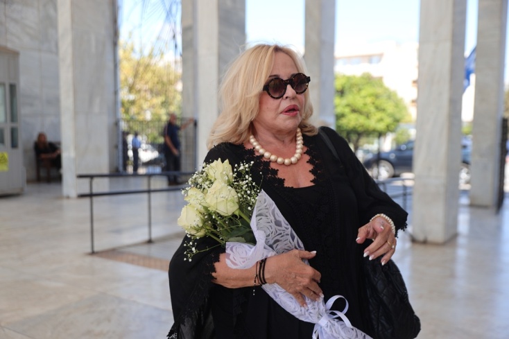 Η Μπέσσυ Αργυράκη στην κηδεία του Δημήτρη Κωνσταντάρα