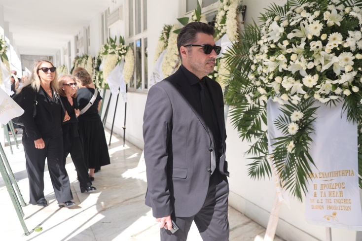 Η σύζυγος του Δημήτρη Κωνσταντάρα με την κόρη τους Παυλίνα και μπροστά ο Λάμπρος Κωνσταντάρας