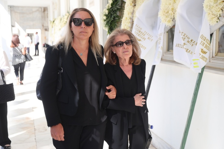 Η σύζυγος του Δημήτρη Κωνσταντάρα με την κόρη τους Παυλίνα και μπροστά ο Λάμπρος Κωνσταντάρας