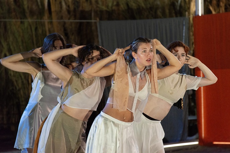 Η Κλέλια Ανδριολάτου στον ρόλο της Ναυσικάς στην παράσταση «ζ-η-θ, ο Ξένος» του Μιχαήλ Μαρμαρινού