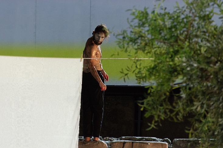 Ο Χάρης Φραγκούλης στον ρόλο του ξένου στην παράσταση του Μαρμαρινού «ζ-η-θ, ο Ξένος»