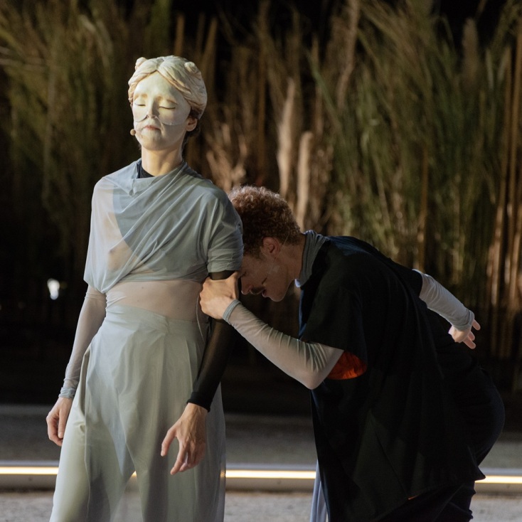 Η Λένια Ζαφειροπούλου ως τυφλός αοιδός Δημόδοκος στο «ζ-η-θ, ο Ξένος» του Μιχαήλ Μαρμαρινού