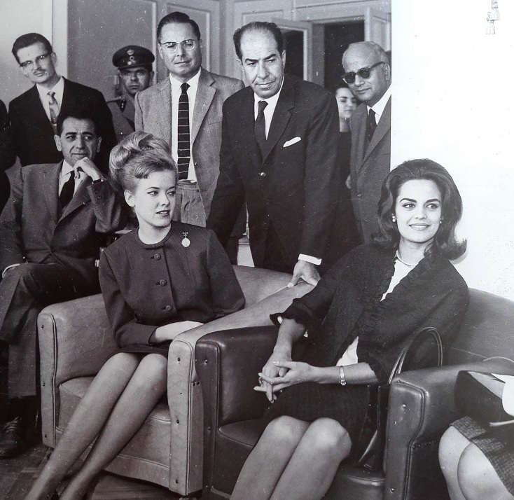 Η Μις Υφήλιος Κορίνα Τσοπέη και η Μις Αμερική Μπόμπι Τζόουνς στη ΔΕΘ του 1964