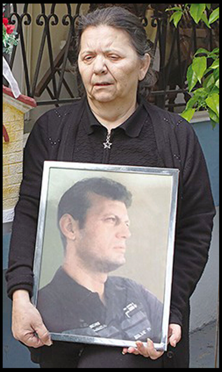 Η μητέρα του Τάσου Πετρίδη καταφθάνει στο δικαστήριο