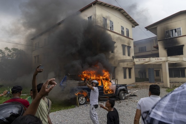 Νεπάλ: Στις φλόγες σπιτια και οχηματα