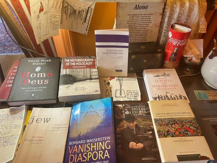 Τα βιβλία της Άννα Μαρία Δρουμπούκη στο γραφείο της