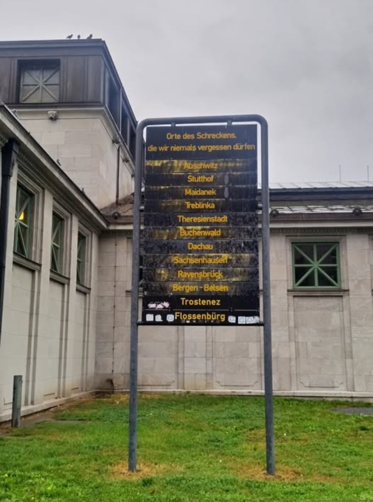 Πινακίδα στο Βερολίνο που απαριθμεί τα ζοφερά στρατόπεδα συγκέντρωσης