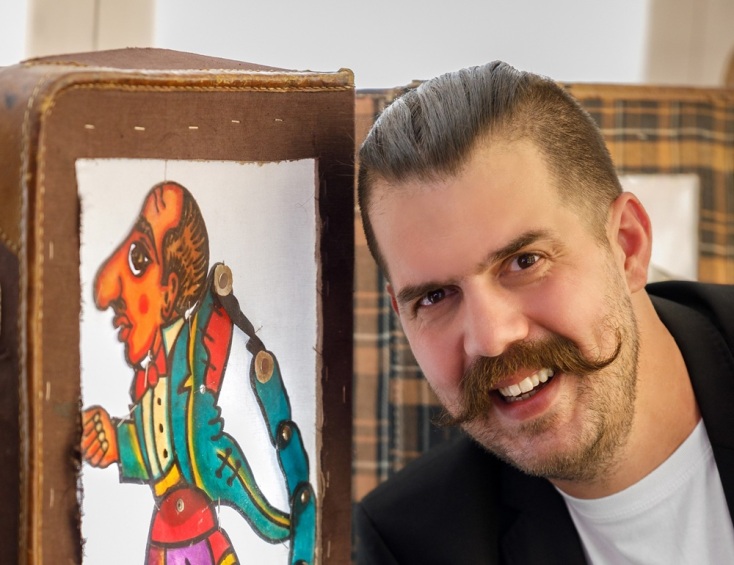 Ο Ηλίας Καρελλάς παρουσιάζει τα Χριστούγεννα του Καραγκιόζη στην Κούβα