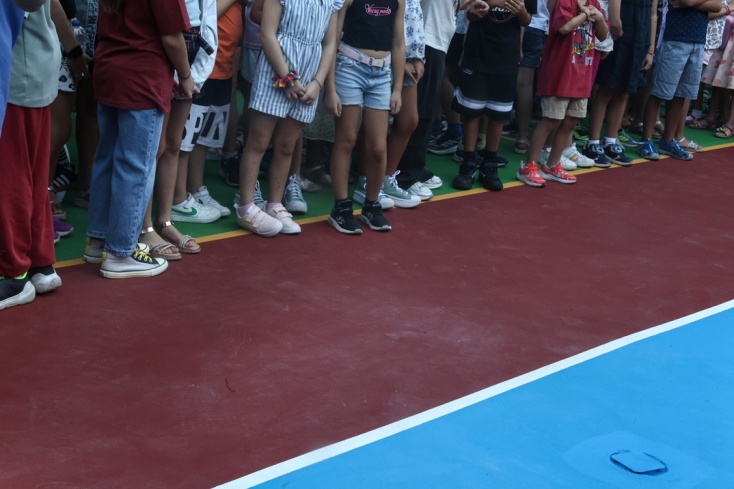 Μαθητές σε προαύλιο σχολείου