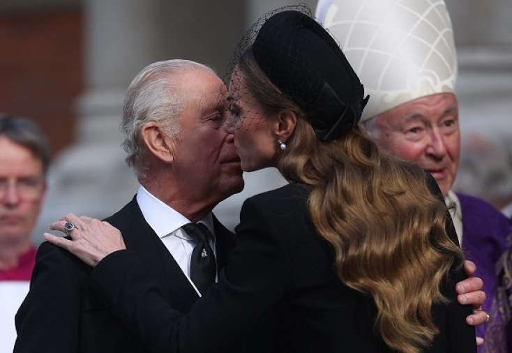 Ο Κάρολος έγινε ο πρώτος Βρετανός μονάρχης που παρέστη σε καθολική κηδεία εδώ και 400 χρόνια 