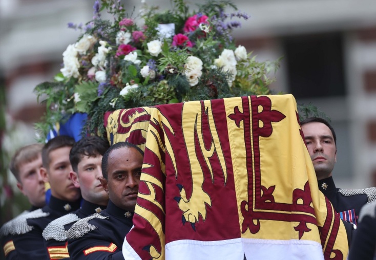 Ο Κάρολος έγινε ο πρώτος Βρετανός μονάρχης που παρέστη σε καθολική κηδεία εδώ και 400 χρόνια 