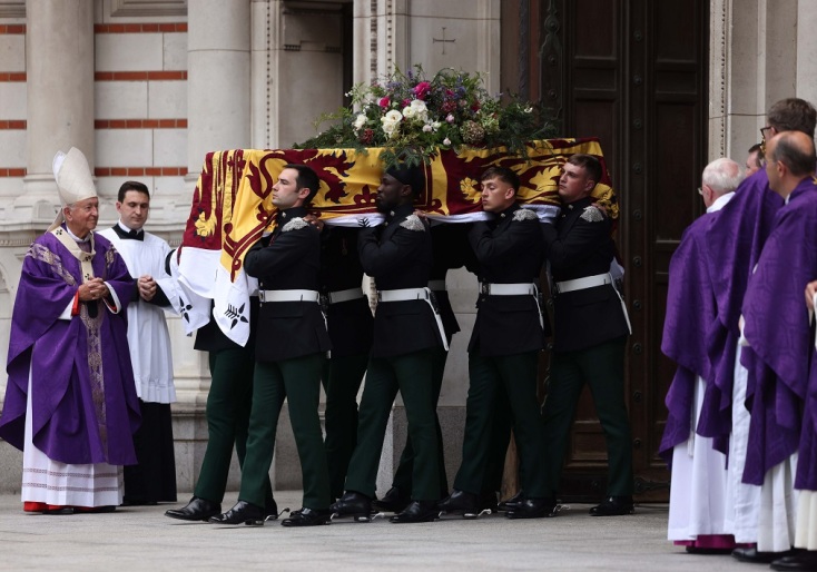 Ο Κάρολος έγινε ο πρώτος Βρετανός μονάρχης που παρέστη σε καθολική κηδεία εδώ και 400 χρόνια 
